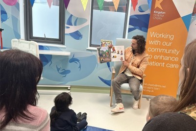 Joe Wicks reading to a group of children